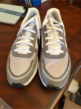Men’s Nike Gray and White Casual Mesh Sneakers, size 10